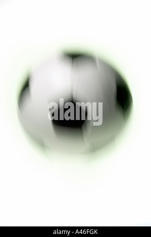 Spostamento di un pallone da calcio su sfondo bianco Foto Stock