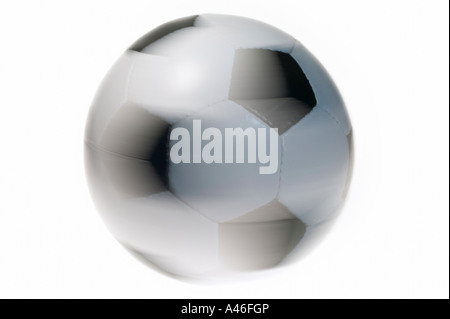 Spostamento di un pallone da calcio su sfondo bianco Foto Stock