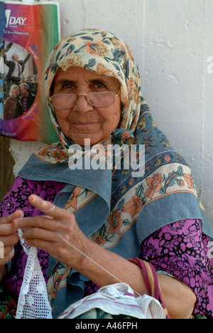 Una donna anziana maglia, Ildir, Turchia Foto Stock