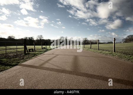 Una strada a Welwyn Garden City Hertfordshire nei pressi del viadotto Foto Stock