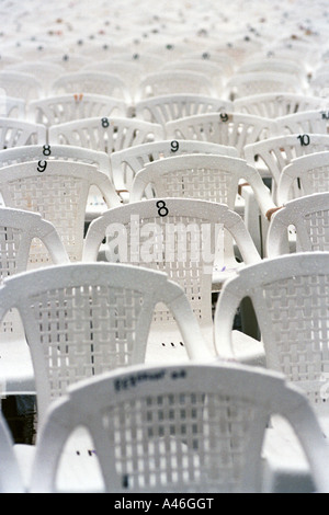 Sedie preparati per un open-air evento, Brasov, Romania Foto Stock