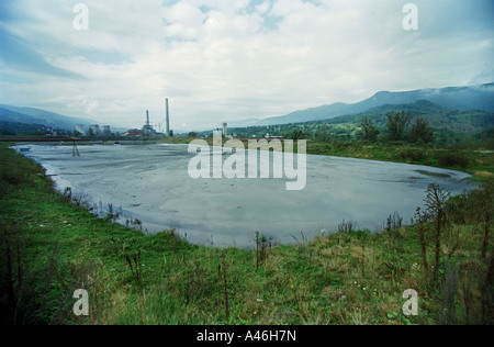 Un lago artificiale e un impianto alimentato a carbone in un rumeno del carbone-area mineraria Schil Valley Foto Stock