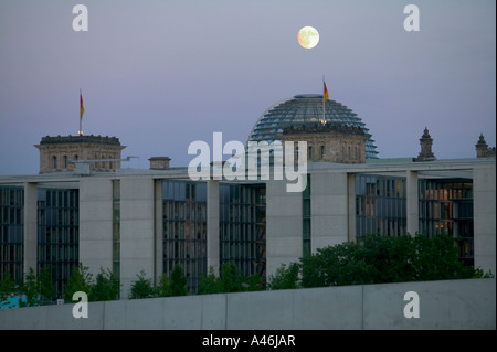 Paul Lobe House e la cupola del Reichstag in luna piena, Berlino, Germania Foto Stock