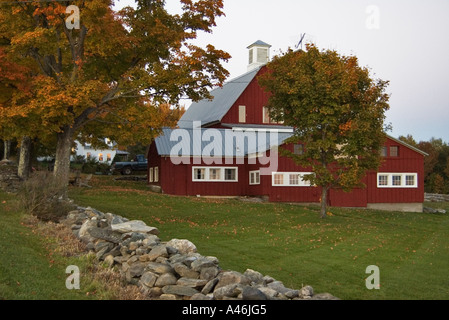 Granaio rosso muro di pietra e fogliame di autunno su New England Agriturismo vicino a Weston Vermont Foto Stock