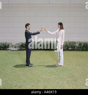 Gli imprenditori utilizzando i telefoni della fotocamera Foto Stock