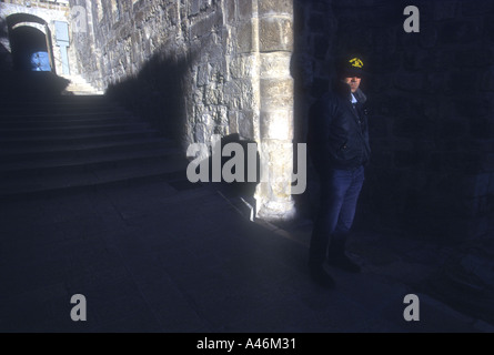 Un israeliano funzionario di polizia sta di guardia vicino all ingresso della chiesa del Santo Sephulcre a Gerusalemme Foto Stock