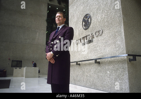 Il portiere si trova all'ingresso Coutts Bank sullo Strand a Londra. Foto Stock