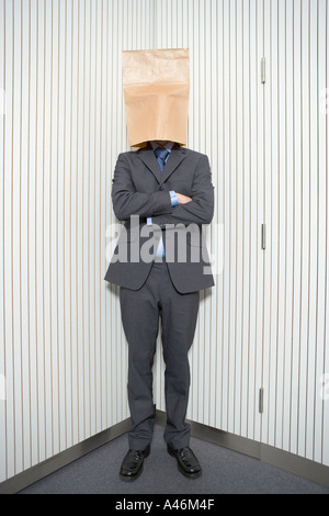 Imprenditore con sacchetto di carta sulla testa Foto Stock