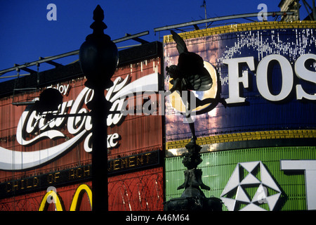 La statua di Eros si stagliano cartelloni commerciali a Piccadilly Circus, Londra Foto Stock