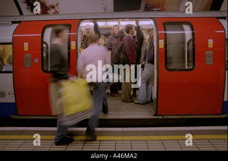 Pendolari folla su un tubo con il treno alla stazione di Tottenham Court Road Stazione della Metropolitana di Londra Foto Stock