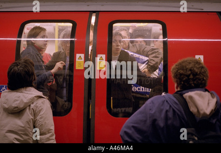 Pendolari folla su un tubo con il treno alla stazione di Tottenham Court Road Stazione della Metropolitana di Londra Foto Stock