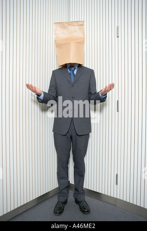 Imprenditore con sacchetto di carta sulla testa Foto Stock