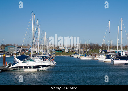 Barche e barche a vela al ormeggio a Burnham sulla marina Crouch su un cielo blu soleggiato Maldon District of Essex Inghilterra UK Foto Stock