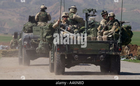 I soldati della US Army 173th Airborne Division pattuglia in veicoli Humvee nella periferia di Harir, Kurdistan iracheno Foto Stock