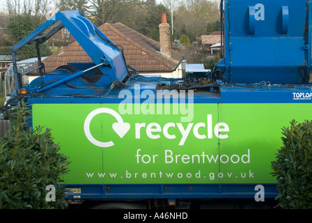 Consiglio di Brentwood riciclare poster sul lato di dustcart mostra anche benne idrauliche per il sollevamento impennarsi in scomparti per lo svuotamento Foto Stock