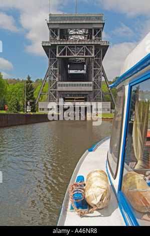 Nave Niederfinow sollevamento Foto Stock