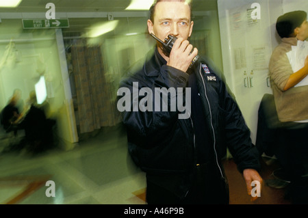 Le guardie di sicurezza al Kings College Hospital di Londra una guardia parlando in un walkie-talkie Foto Stock