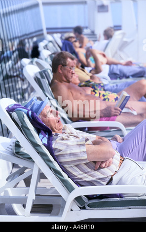 Passeggeri prendere il sole sul ponte dell'Oriana crusie liner Foto Stock