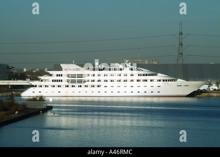 Sunborn hotel galleggiante ormeggiato al Royal Victoria Dock vicino al London Excel exhibition centre Newham East London Docklands Inghilterra REGNO UNITO Foto Stock