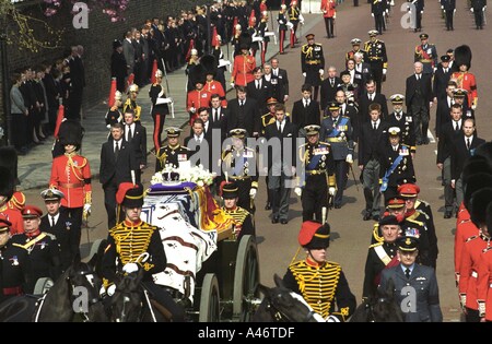 I membri della famiglia reale a piedi dietro la bara della regina madre come si muove da St James Palace a Westminster Abbey Foto Stock