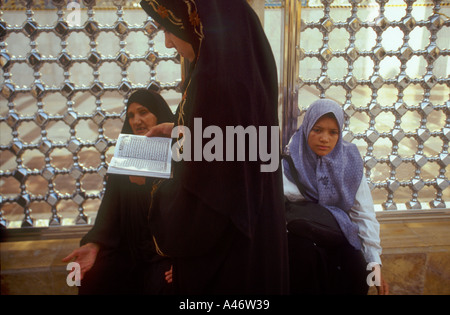 Femmina di pellegrini al Santuario di Imam Husayn a Karbala Foto Stock