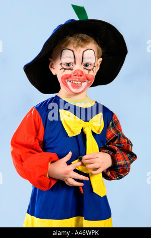 Un bambino di tre anni ragazzo sotto le mentite spoglie di un clown Foto Stock