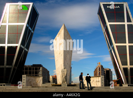Europa's Gate, Puerta de Europa, torri KIO, Torres Kio, monumento a Leopoldo Calvo-Sotelo, Plaza de Castilla, Madrid, Spagna Foto Stock