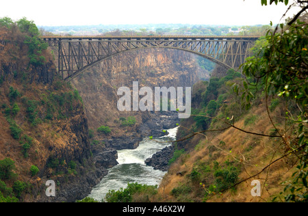 Victoria Falls ponte che attraversa il fiume Zambesi, Victoria Falls, Zimbabwe Foto Stock