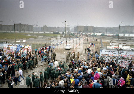 Caduta del muro di Berlino: auto e pedoni attraversano temporanea del valico di frontiera a Potsdam Square, Berlino, Germania Foto Stock