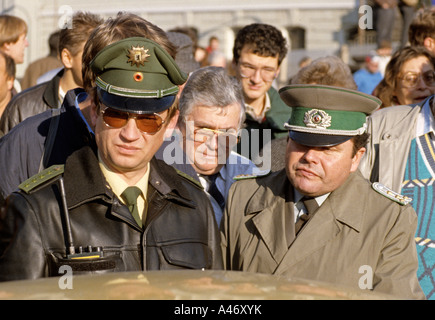 Caduta del muro di Berlino: poliziotto da Berlino Ovest e la guardia di confine da Berlino est alla frontiera Invalidenstrasse Foto Stock