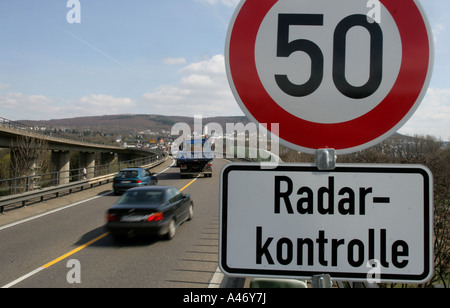 Segno di traffico "peedlimit 50 velocità per ora' sarà controllata dal radar Foto Stock