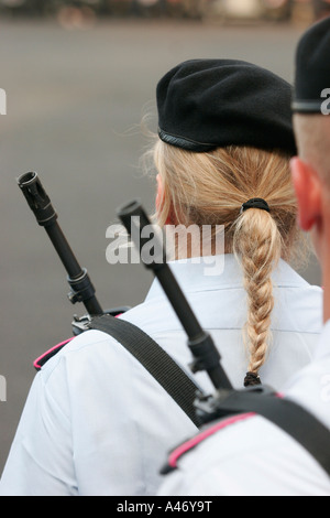 Donne soldato dell'esercito tedesco con treccia è allineato a riunire Foto Stock