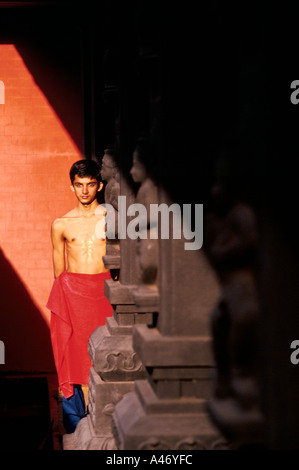 Arun warrior uno studente del Kathakali presso il teatro Koothambalam nel Kerala Kalamandalam Cherathuruty Kerala India Foto Stock