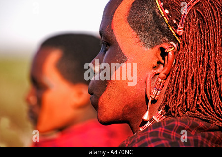 Maasai uomini comunemente mix di colore ocra e olio al colore dei capelli e della pelle rosso modello rilasciato il Kenya Foto Stock