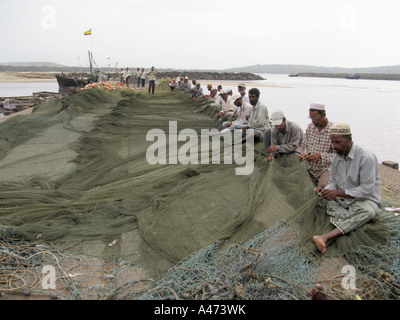 La gente in una riga che fa della pesca net. Foto Stock