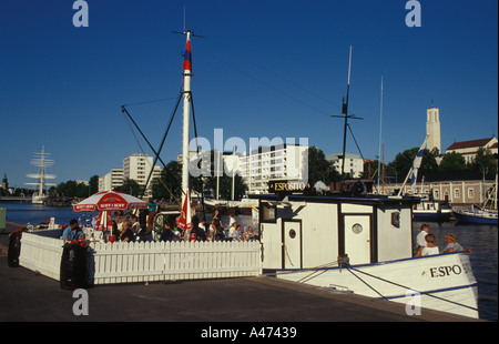 Finlandia Turku Espositi cafe bar sulla banca del fiume Aura Foto Stock