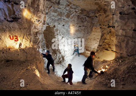 Un gruppo di speleologi di esplorare una vecchia miniera di gesso in Reading Berkshire England Foto Stock