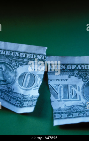 Strappata dollaro che presentano un punto di debolezza dell'economia o il dollaro USA Foto Stock