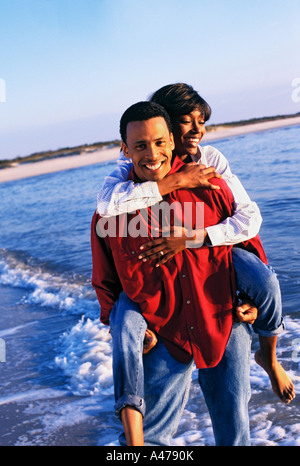 African American giovane giocando nel surf Foto Stock