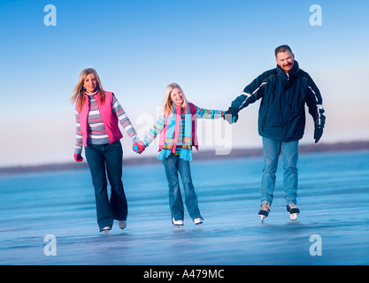 La famiglia che va il pattinaggio su ghiaccio Foto Stock