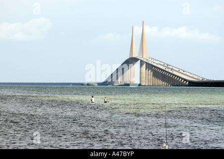 Il Sunshine Skyway Bridge divide St Petersburg Florida e a Bradenton USA Foto Stock