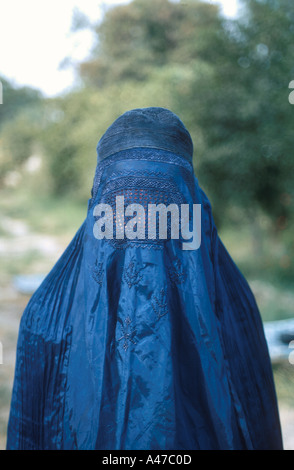 Tutti tradizionali avvolgente donna afghana s velo noto come Budka o Chador Afghanistan Kabul Foto Stock