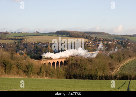 Conserve di British Railways locomotiva a vapore numero 34067 Tangmere incrocio viadotto Eynsford nel Kent. Foto Stock