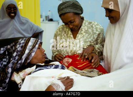 Edna Adan, ostetrica e il ministro degli esteri nel suo ospedale di maternità, Hargeisa, capitale del Somaliland Foto Stock