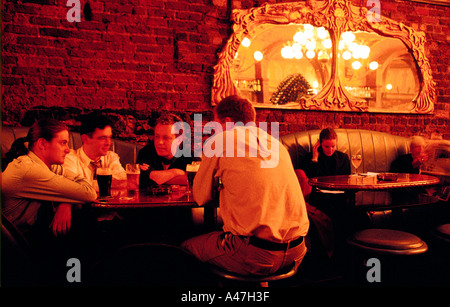 Dublino cafe eden popolare con giovani uomini di affari Foto Stock