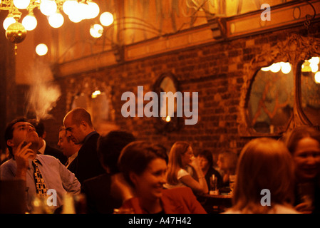 Dublino cafe eden popolare con giovani uomini d affari 1999 Foto Stock