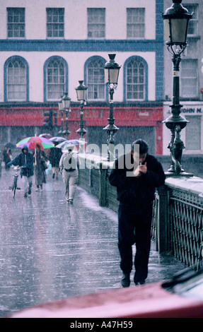 Dublino attraversando il Liffey sotto la pioggia 1999 Foto Stock