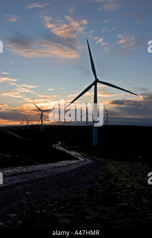 Wind Turbine di potenza all'alba, Farr Wind Farm, Inverness, Scotland Regno Unito Foto Stock