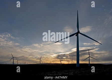 Wind Turbine di potenza all'alba, Farr Wind Farm, Inverness, Scotland Regno Unito Foto Stock