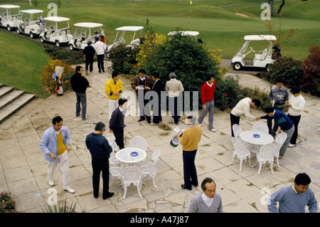 Giapponese uomini di affari giocando un golf annuale tournamentat liss campo da golf hampshire Inghilterra 1997 Foto Stock